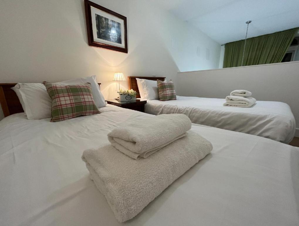 The Classrooms at Loch Ness Abbey: Lakeside Heritage Resort Fort Augustus Exterior photo